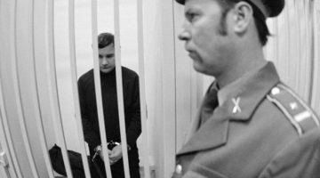 Budapest, 1982. január 14.
Kohányi Ferenc háromszoros gyermekgyilkossággal vádolt személy az ítélet kihirdetése elõtt a Legfelsõbb Bíróság megõrzõjében.
MTI Fotó: Manek Attila