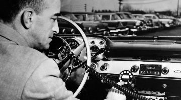 1957 radiotelefon az autoban