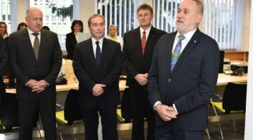 kormanyablak atadas a vologdan kissvk 04