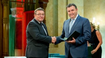 Tóth László átveszi a kitüntetését Dr. Palkovics Lászlótól