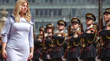 Čaputová pred Prezidentským palácom. Foto N Tomáš Benedikovič