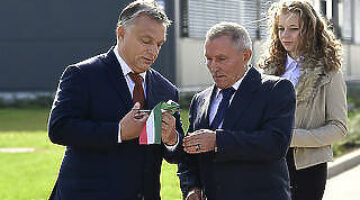 Nyíregyháza, 2017. október 11.
Orbán Viktor miniszterelnök (b) és Révész Bálint, a Révész Cégcsoport tulajdonosa átadja a Révész-Nyírlog Kft. új logisztikai központját Nyíregyházán 2017. október 11-én.
MTI Fotó: Szigetváry Zsolt
