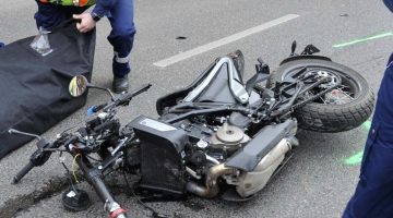 Budapest, 2021. március 23.
Ütközésben összetört motorkerékpár a VII. kerületi Rottenbiller utcában 2021. március 23-án. A motoros egy mentőautónak üközött. A motorkerékpárt vezető férfi olyan súlyos belső sérüléseket szenvedett, hogy az azonnal megkezdett újraélesztési kísérlet ellenére életét vesztette.
MTI/Mihádák Zoltán