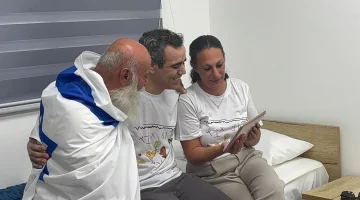 omri miran a csaladjaval