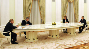 orban-putyin-2022-hosszu-asztal-511067