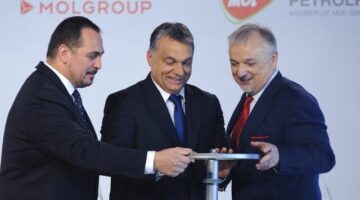 Tiszaújváros, 2015. november 10.
Orbán Viktor miniszterelnök (k), Hernádi Zsolt, a Mol-csoport elnök-vezérigazgatója (j) és Mengyi Roland fideszes országgyûlési képviselõ (b) a Mol Nyrt. tiszaújvárosi butadién-kinyerõ üzemének avatásán 2015. november 10-én.
MTI Fotó: Czeglédi Zsolt