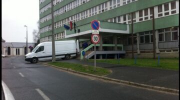 Megjöttek az új székek a miskolci rendőrségre