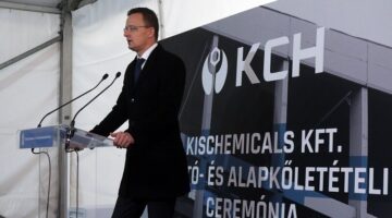 Sajóbábony, 2020. november 26.
Szijjártó Péter külgazdasági és külügyminiszter beszédet mond a sajóbábonyi székhelyû, növényvédõszerek gyártásával és kereskedelmével foglalkozó Kischemicals Kft.-nek nyújtott kormányzati támogatás ünnepélyes bejelentésén Sajóbábonyban 2020. november 26-án. Jelentõs, 4,4 milliárd forintos állami támogatásban részesült az indiai érdekeltségû cég, amely Sajóbábony iparterületén 7 ezer tonnával növeli a növényvédõszerek gyártását.
MTI/Vajda János
