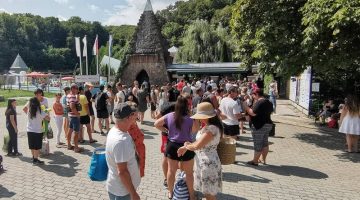 szombat-barlangfurdo-bejarat-tomeg-210821