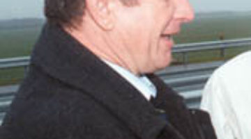 Emõd, 2003. november 29.
Megindult a forgalom az M3-ast Miskolccal összekötõ M30-as autópálya 8,5 kilométer hosszú új szakaszán. Az emõdi csomóponttól a muhi csomópontig tartó szakaszt Csillag István gazdasági és közlekedési miniszter adta át. Az M30-as további, Muhitól Miskolcig tartó mintegy 16 kilométeres szakaszát a tervek szerint 2004 novemberében helyezik üzembe. A most átadott autópálya-szakasz része a Budapest-Kassa útnak, illetve a Lengyelország felé irányuló kereskedelmi útvonalnak. 
A képen balról: Farkas Zoltán, Tiszaújváros polgármestere, Csillag István és Káli Sándor, Miskolc polgármestere az autópályán.
MTI Fotó: Vajda János