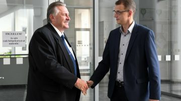 balról: Veres Pál, Miskolc megyei jogú város polgármestere és Alakszai Zoltán Miskolc jegyzõje