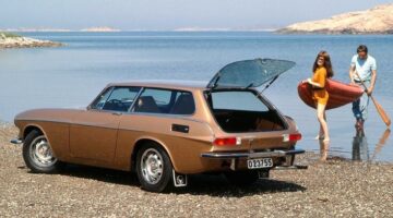 volvo-p1800es-beach